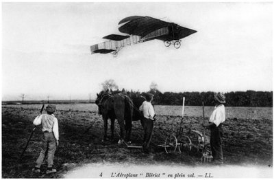 Louis Blériot (1872-1936) fliegt in seinem Flugzeug, um 1909 von French Photographer